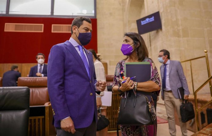 El presidente de la Junta de Andalucía, Juanma Moreno, saluda a la presidenta del Parlamento, Marta Bosquet antes de dar comienzo la sesión de control al gobierno en el Pleno del Parlamento de Andalucía, a 09 de junio del 2021, en Sevilla (Andalucía).