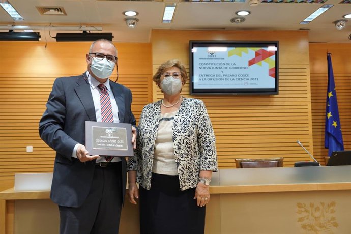 El microbiólogo Ignacio López-Goñi recibe el Premio COSCE a la Difusión de la Ciencia 2021 a manos de la presidenta de la COSCE, Perla Wahnón
