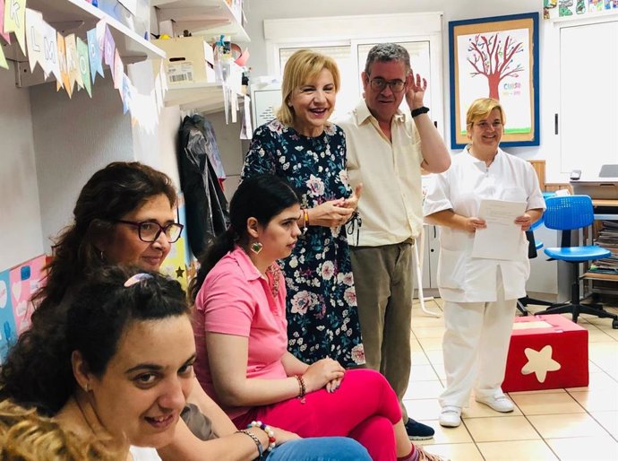 Archivo - La consejera de Familia e Igualdad de Oportunidades, Violante Tomás, durante su visita a un centro de día para personas con discapacidad intelectual