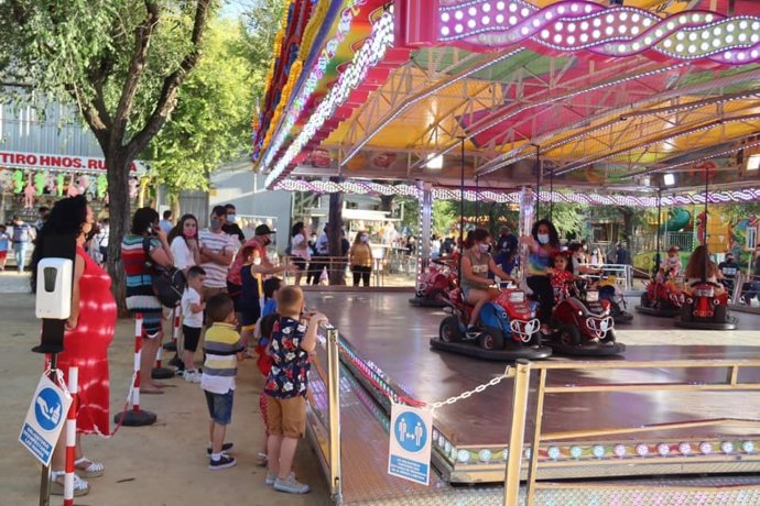 Vive Park Alcalá cuenta con 62 negocios desglosados de la siguiente manera: 32 cacharritos (18 atracciones de adulto y 14 atracciones infantiles) y otros 30 negocios entre puestos de tiros, barracas, heladerías, churrerías.