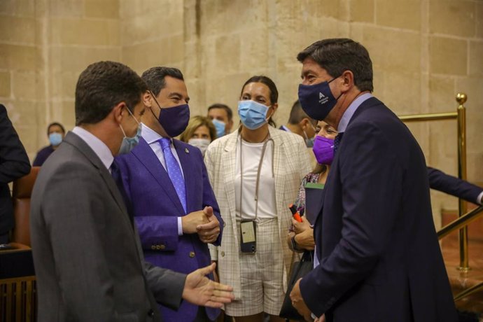 El portavoz de Cs, Sergio Romero; el presidente de la Junta de Andalucía, Juanma Moreno; la portavoz del PP, Loles López; y el vicepresidente de la Junta, Juan Marín, este miércoles en el Parlamento antes de empezar la sesión de control.