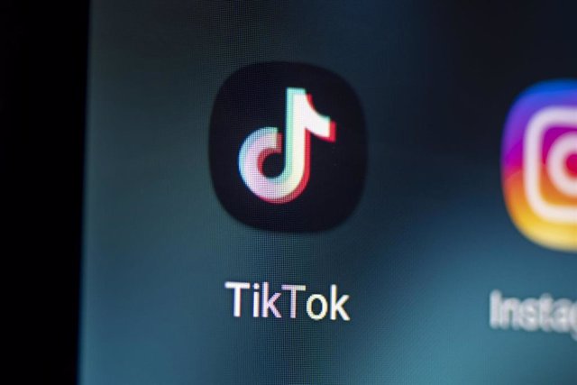 Archivo - FILED - 28 April 2021, Berlin: The logo of the app TikTok is seen on the screen of a smartphone. Bangladesh has begun surveillance on people using the TikTok video-sharing platform after the security forces busted a trafficking gang that lures