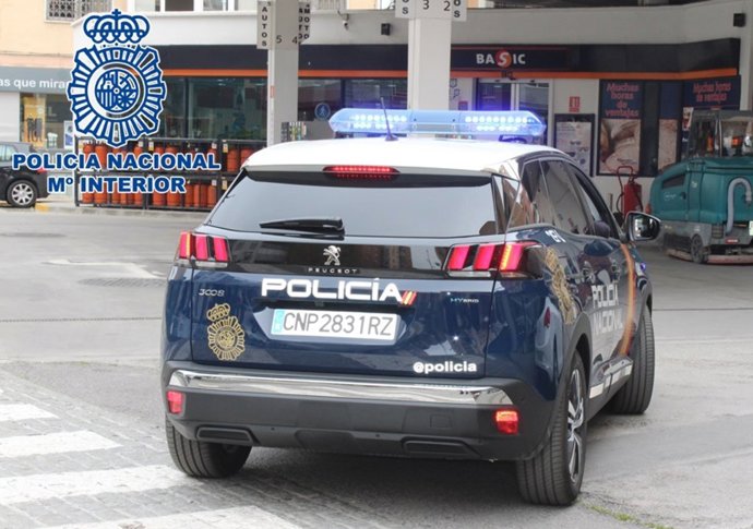 Coche patrulla de Policía Nacional en una gasolinera