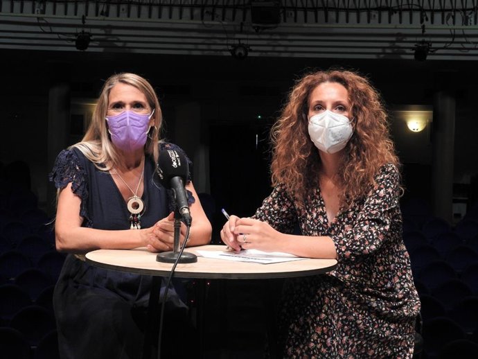 Paqui Villaú y la delegada de Juventud del Ayuntamiento de Alcalá de Guadaíra, Rosa Carro (Cs).