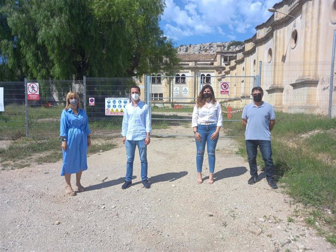 El Portavoz Del Grup Popular En El Consell De Mallorca,  Lloren Galmés, Y La Portavoz Del PP De Felanitx, Catalina Soler Frente A Las Instalaciones En Las Que Se Tenía Que Hacer La Facultad De Bellas Artes.
