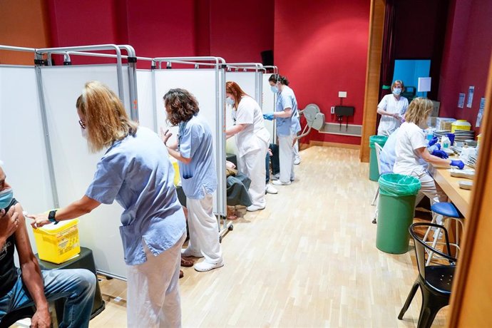 Trabajadoras sanitarias inoculan a pacientes la primera dosis de la vacuna de Pfizer-BioNTech contra el Covid-19, a 9 de junio de 2021, en el Hospital Severo Ochoa de Leganés, Leganés, Madrid, (España). La Comunidad de Madrid comienza desde este miércol