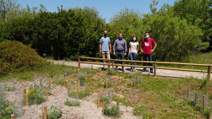 El conseller de Medio Ambiente, Miquel Mir, inaugura el oasis de mariposas del parque de la Albufera.