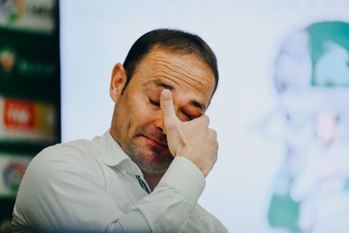 El delantero almeriense Nino, emocionado en la rueda de prensa en la que confirmó su retirada del fútbol profesional.