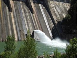 Archivo - Liberación de caudales generadores en la presa de Sant Pon (Lleida)