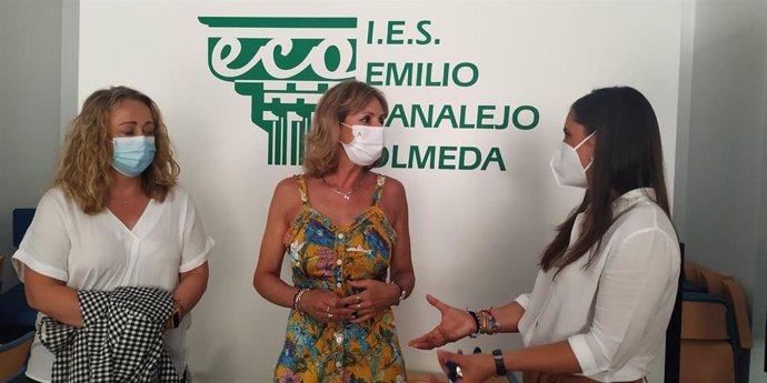 La delegada territorial de Educación y Deporte de la Junta de Andalucía en Córdoba, Inmaculada Troncoso (centro), visita el IES Emilio Canalejo Olmeda de Montilla.