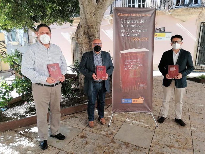 Valeriano Sánchez Ramos acompañado de Francisco Alonso y el diputado provincial Manuel Guzmán