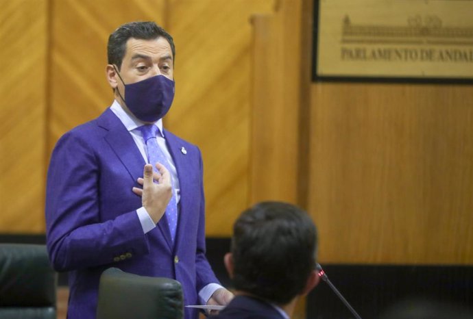 El presidente de la Junta de Andalucía, Juanma Moreno,  responde a las preguntas del grupo parlamentario socialista durante su intervención en la sesión de control al gobierno en el Pleno del Parlamento de Andalucía, a 09 de junio del 2021, en Sevilla (