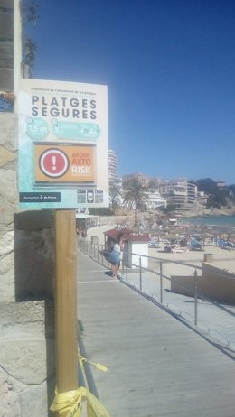Cartel avisando de afluencia alta en la playa de Cala Mayor.