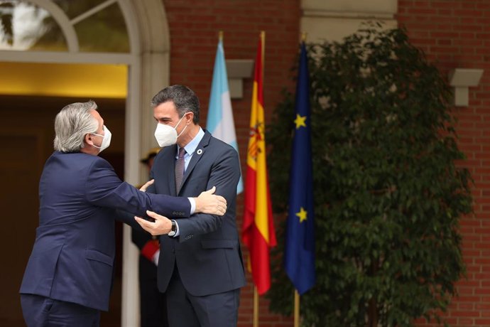 El presidente del Gobierno, Pedro Sánchez (d), recibe al presidente de la República Argentina, Alberto Fernández (i)