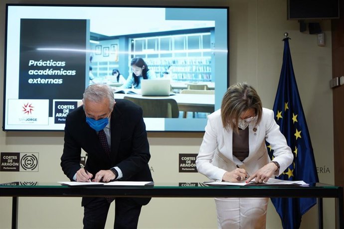 Javier Sada y Berta Sáez durante la firma del acuerdo