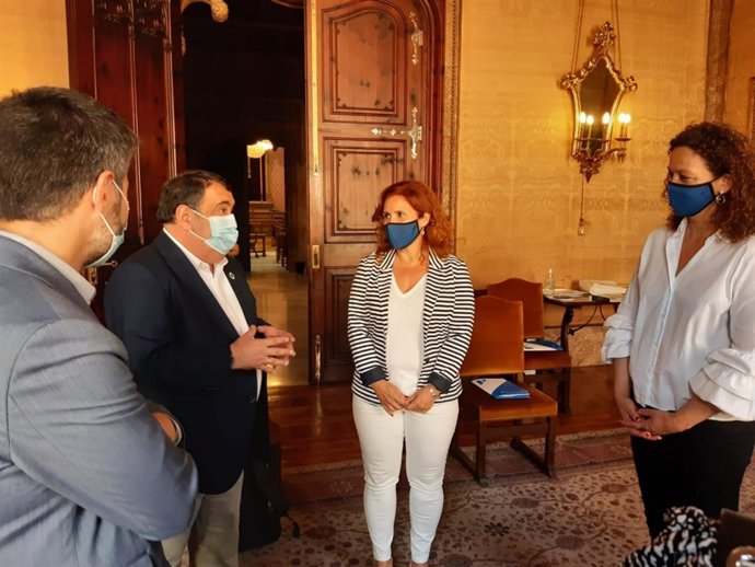 La presidenta del Consell de Mallorca, Catalina Cladera, durante un encuentro con el Alto Comisionado para la lucha contra pobreza infantil, Ernesto Gasco.