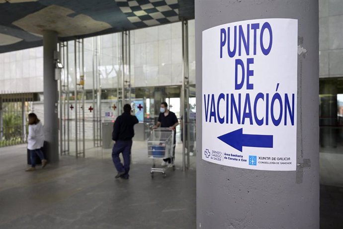 Archivo - Indicaciones para el punto de vacunación en el Hospital Marítimo de Oza, en A Coruña, Galicia (España), a 24 de marzo de 2021. Galicia reanuda hoy, al igual que el resto de las comunidades españolas, la vacunación con AstraZeneca, y lo hará "d