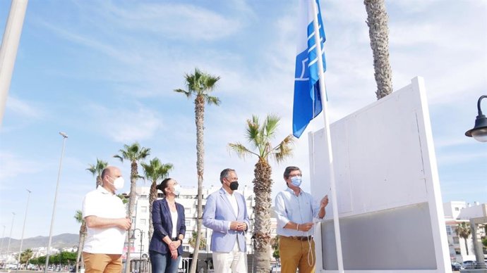 Izado de bandera azul en Adra (Almería)