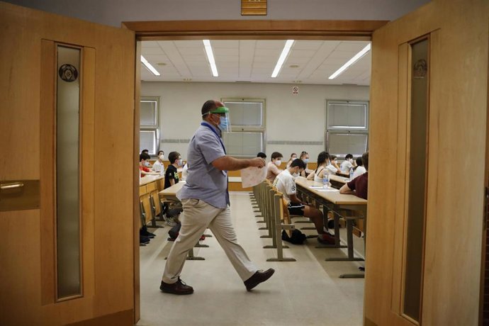Archivo - Un grupo de estudiantes en un aula con medidas Covid