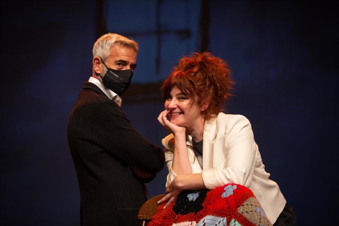 Archivo - Los actores Imanol Arias y Ana Villa posan durante la presentación de la obra El coronel no tiene quien le escriba