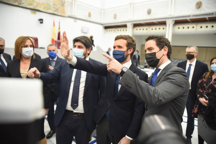 Archivo - El presidente de Murcia, Fernando López Miras; el líder del PP, Pablo Casado; y el secretario general del PP, Teodoro García Egea, saludan al término de una sesión plenaria en la Asamblea de Murcia, en Cartagena, Murcia (España), a 18 de marzo