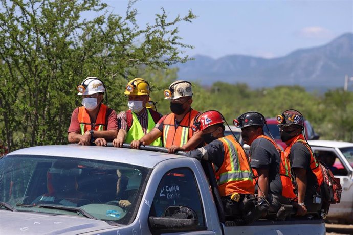 Equipos de rescate cerca de la mina de carbón de Múzquiz, en Coahuila, México, en la que quedaron atrapados siete mineros tras una inundación