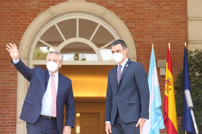 El presidente de la República Argentina, Alberto Fernández (i) y el presidente del Gobierno, Pedro Sánchez (d) saludan a su llegada para su reunión en el Complejo de la Moncloa, a 11 de mayo de 2021, en Madrid (España).