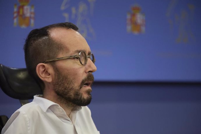 El portavoz de Unidas Podemos en el Congreso, Pablo Echenique, interviene en una rueda de prensa anterior a una Junta de Portavoces, a 8 de junio de 2021, en la Sala Constitucional del Congreso de los Diputados, Madrid, (España).