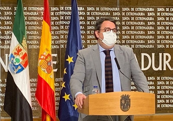 El vicepresidente segundo y consejero de Sanidad y Servicios Sociales, José María Vergeles, en rueda de prensa sobre la situación de la pandemia en Extremadura