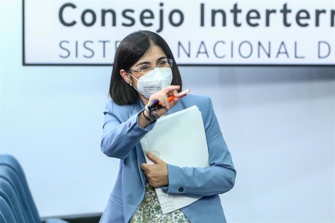 La ministra de Sanidad, Carolina Darias, a su salida de una rueda de prensa posterior a la reunión del Consejo Interterritorial del Sistema Nacional de Salud, a 26 de mayo de 2021, en Madrid (España). El Ministerio de Sanidad y las comunidades autónomas