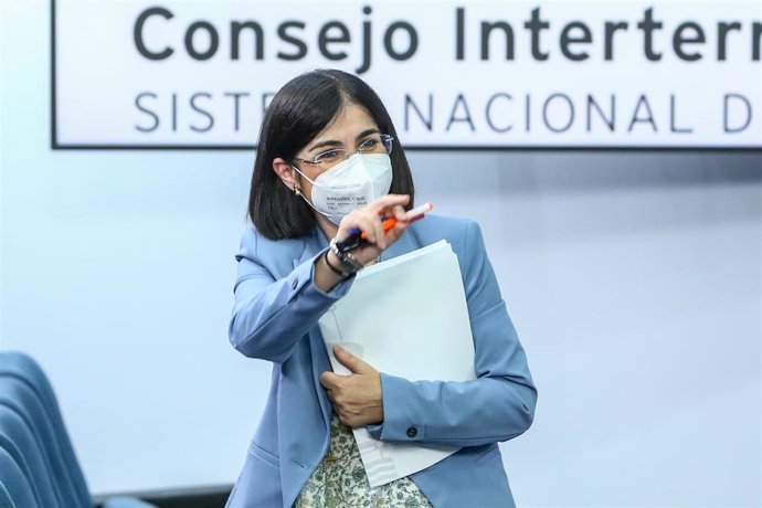 La ministra de Sanidad, Carolina Darias, a su salida de una rueda de prensa posterior a la reunión del Consejo Interterritorial del Sistema Nacional de Salud, a 26 de mayo de 2021, en Madrid (España). El Ministerio de Sanidad y las comunidades autónomas