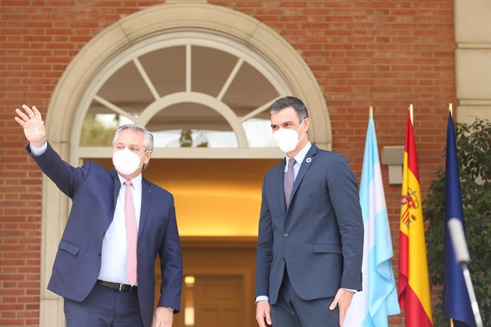 El presidente de la República Argentina, Alberto Fernández (i) y el presidente del Gobierno, Pedro Sánchez (d) saludan a su llegada para su reunión en el Complejo de la Moncloa, a 11 de mayo de 2021, en Madrid (España). La visita se produje después de q