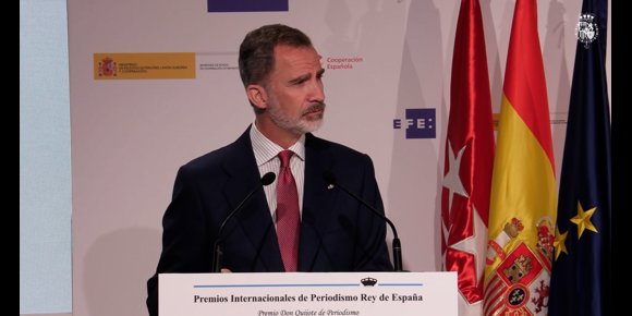 6. El Rey ensalza el papel del periodismo para combatir las 'fake news'