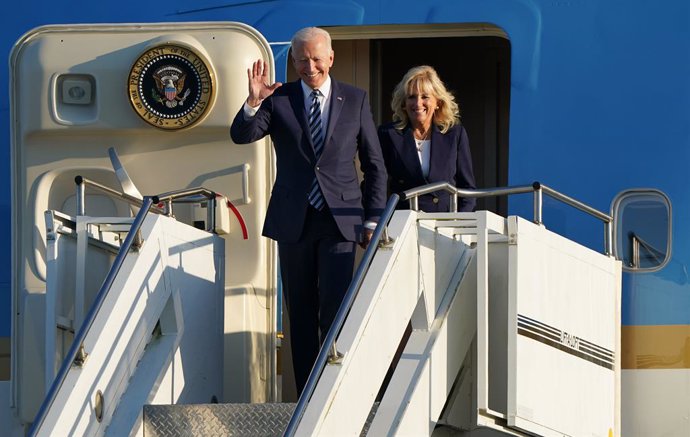 09 June 2021, United Kingdom, Mildenhall: US President Joe Biden and First Lady Jill Biden wave as thez disembark Air Force One at RAF Mildenhall in Suffolk, ahead of the G7 summit in Cornwall. Photo: Joe Giddens/PA Wire/dpa