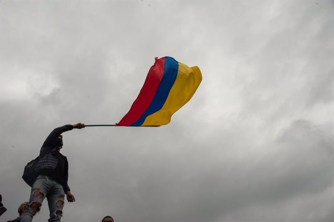 Un joven ondea la bandera de Colombia durante las últimas movilizaciones y protestas contra el Gobierno de Iván Duque.