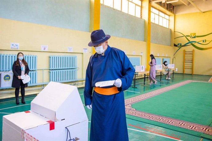 El candidato Ukhnaa Khurelsukh, presidente del gobernante Partido Popular de Mongolia, deposita su voto.