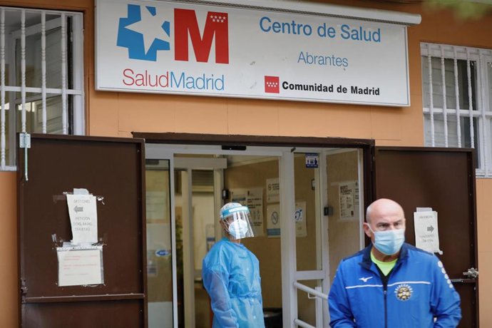 Archivo - Un sanitario durante una concentración en el Centro de Salud Abrantes para pedir más recursos en Atención Primaria.