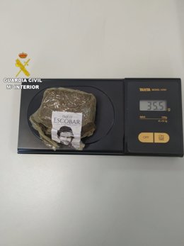 Efectos intervenidos a detenidos por un delito contra la salud pública en Arteixo (A Coruña).