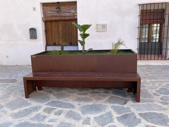 Banco-jardinera .Acero corten sito en FAURA (Vaéncia)