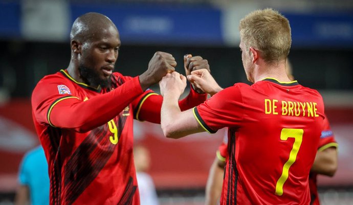 Archivo - 18 November 2020, Belgium, Leuven: Belgium's Kevin De Bruyne (R) celebrates scorong his side's fourth goal with his team mate Romelu Lukaku during the UEFA Nations League Group B soccer match between Belgium and Denmark at King Power Den Dreef