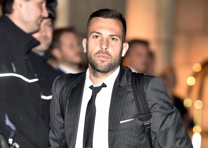 Archivo - 22 October 2019, Czech Republic, Prague: Barcelona's Jordi Alba arrives at the hotel where the team stay ahead of Wednesday's UEFAChampions League Group F soccer match against SK Slavia Prague. Photo: Michaela íhová/CTK/dpa
