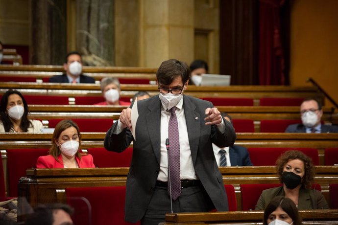 El líder del PSC, Salvador Illa, intervé en la primera sessió de control del nou Executiu catal en el Parlament. Foto d'arxiu.