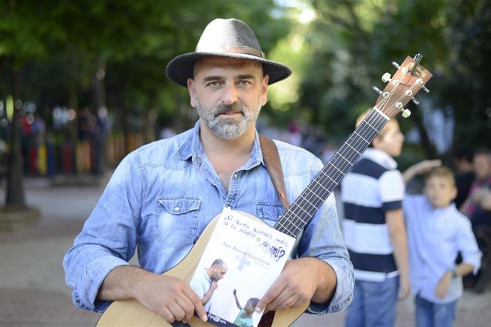 Archivo - Tontxu, con su libro, en Cáceres