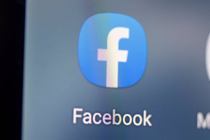 Archivo - FILED - 28 April 2021, Berlin: The logo of the Facebook app is seen on a smartphone screen. Facebook in Germany on Tuesday promised to take steps to crack down on groups that break the platform's rules, including limiting their reach across th