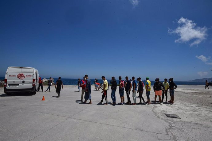 Varios migrantes, que entraron a Ceuta hace 3 semanas hacen cola para recibir alimentos de Cáritas Diocesana, a 7 de junio de 2021, en Ceuta, (España). 