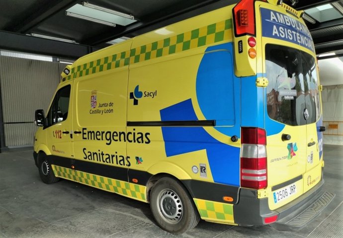 Imagen de archivo de una ambulancia soporte vital básico de Castilla y León.