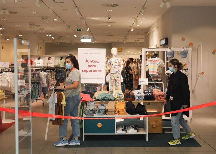 Archivo - Dos mujeres en una tienda de ropa en Madrid
