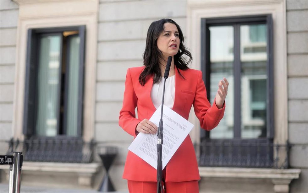La líder de Cs, Inés Arrimadas, interviene con el informe del Tribunal Supremo acerca de los indultos en una rueda de prensa al mismo tiempo que se celebra una sesión de control al Gobierno, a 26 de mayo de 2021, en el Congreso de los Diputados, Madrid,