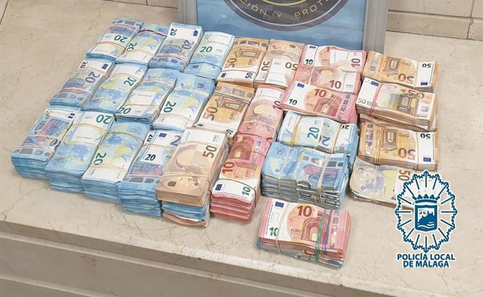 Dinero intervenido por agentes del GIP de la Policía Local de Málaga a un conductor en un coche