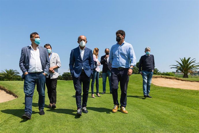 El consejero de Industria, Turismo, Innovación, Transporte y Comercio, Javier López Marcano, y la directora general de Turismo visitan la instalación con motivo del tercer aniversario de la Casa Club